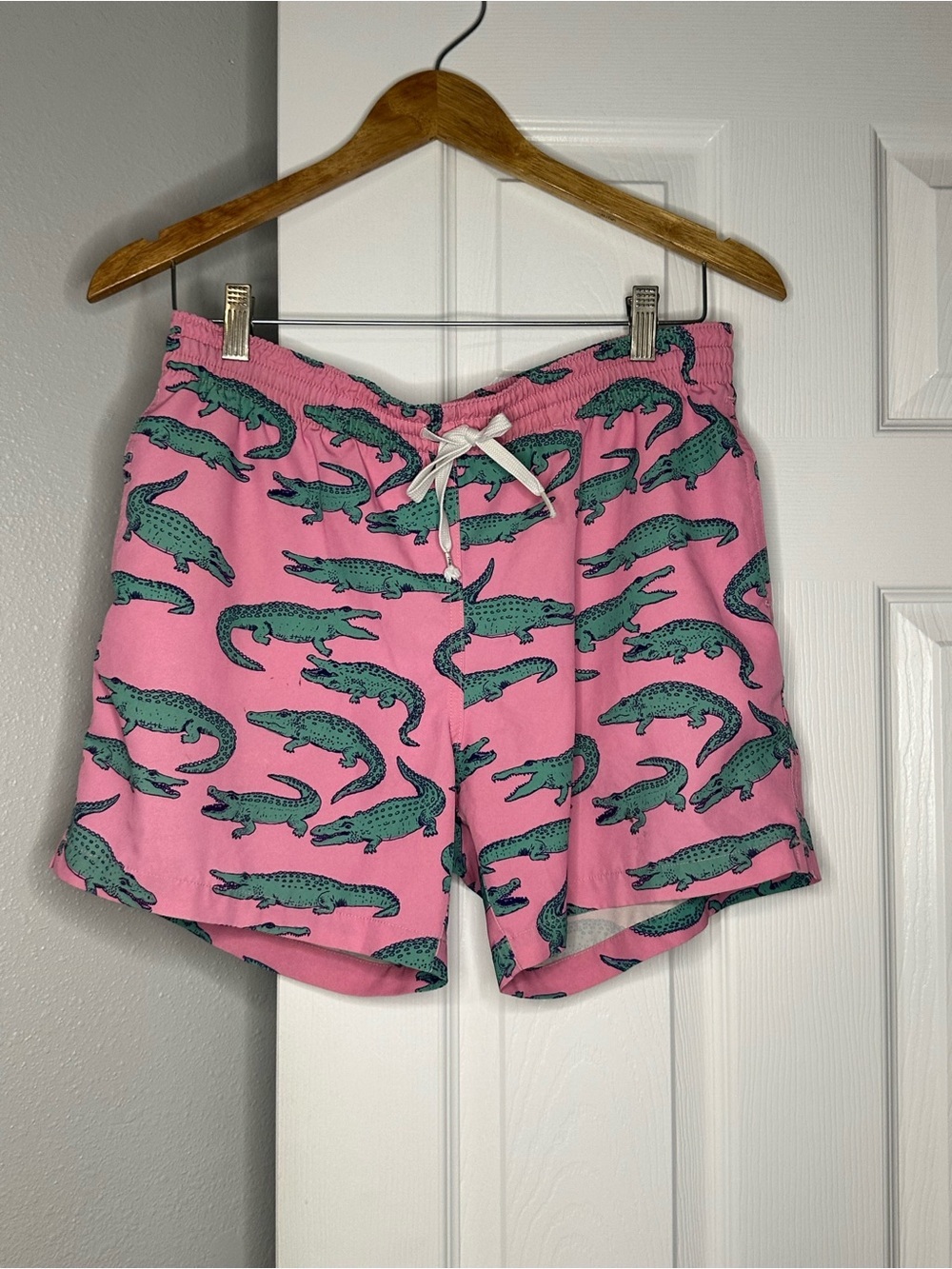 Chubbies Men’s Swim Trunks Small Pink Alligator Print Lined Shorts